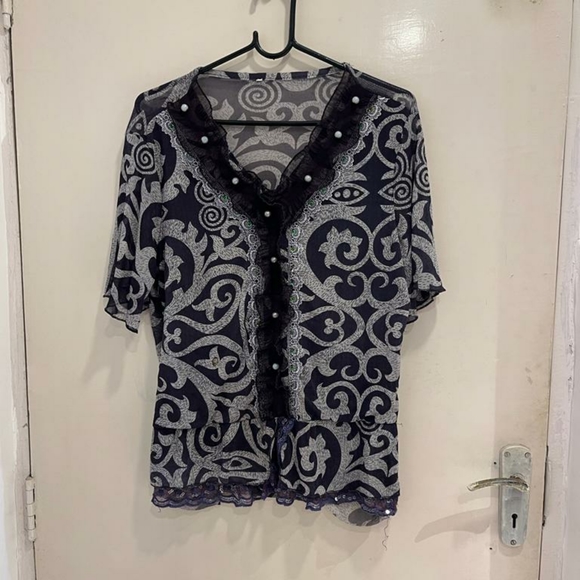 Purple lace top with pearl detailing - Picture 13 of 15